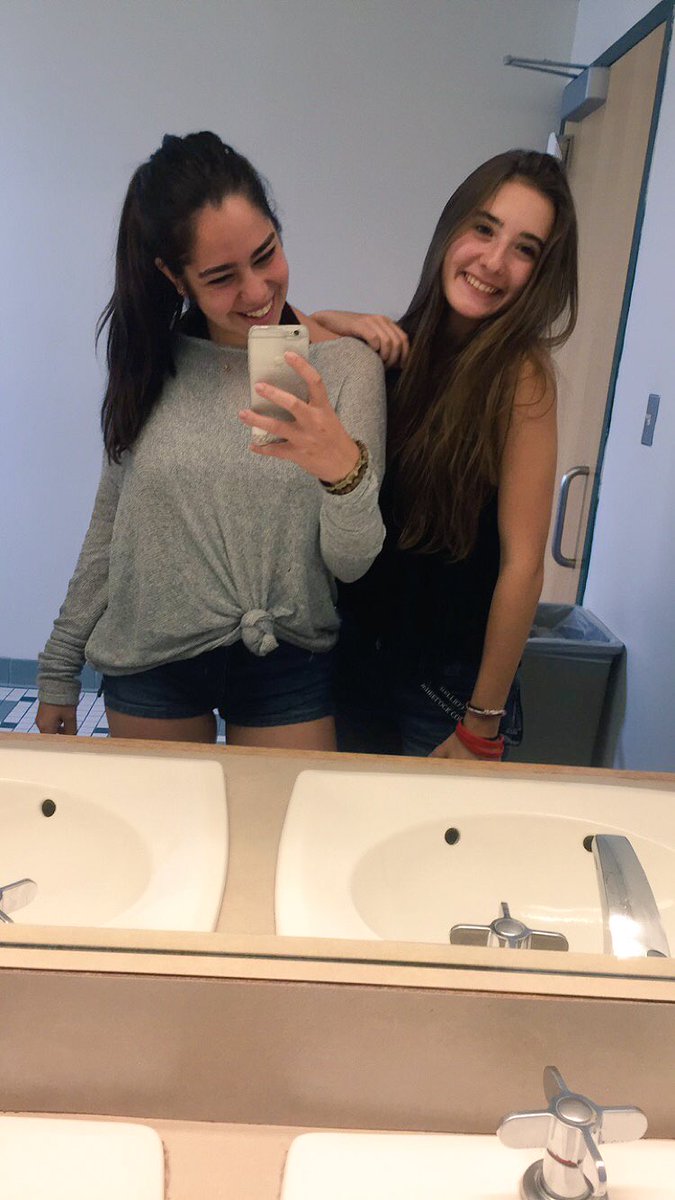 AlzamoraBarbara's tweet photo. Hoy cumple 17 la cosa mas fea que existe en este mundo. La distancia no logrará separarnos. Aquí estoy y seguiré. https://t.co/7qj1UdJyOB