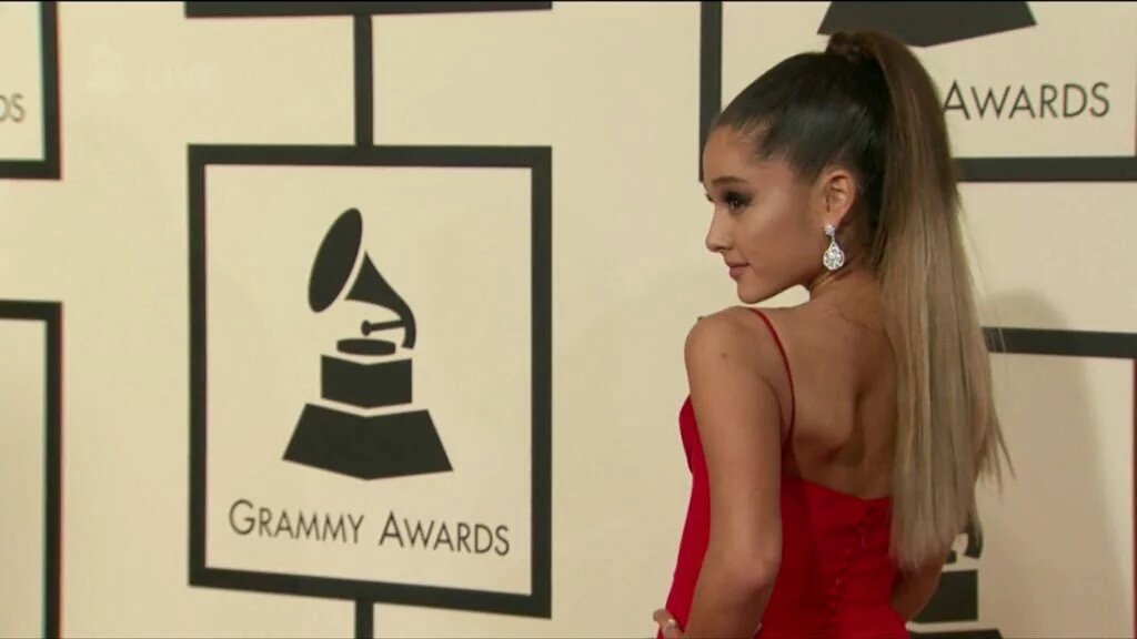 emasboca's tweet photo. Fotos de Ariana en la alfombra roja de los #GRAMMYs (4) https://t.co/ysvgLmVPZw