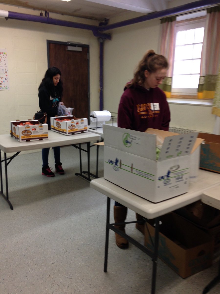 ThePeroxiZone's tweet photo. Fresh produce? We bag it. #OPRF Food Pantry #JesuitDayofService2016 https://t.co/rHqjtyDnpv