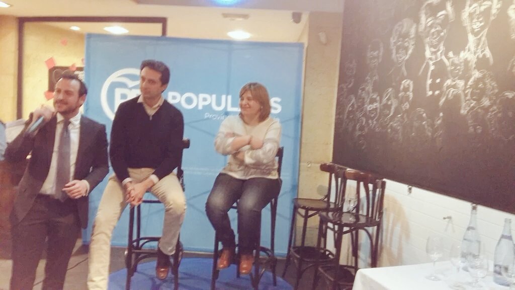 JuanEGallo's tweet photo. Reunión junto a los afiliados de @ppcvella de los presidentes @isabelbonig @VicenteBetoret y @PabloCarreres #CVella https://t.co/PYbSrRM0XZ