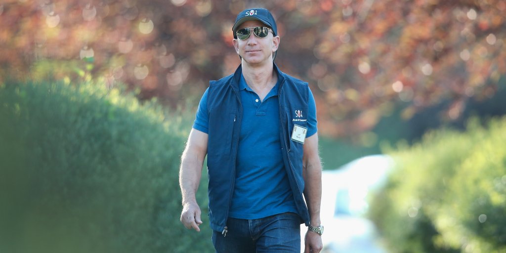 insidertechbiz's tweet photo. The fabulous life of Amazon's billionaire CEO Jeff Bezos https://t.co/XkbxcQHRqL https://t.co/8IlJA6MDTq