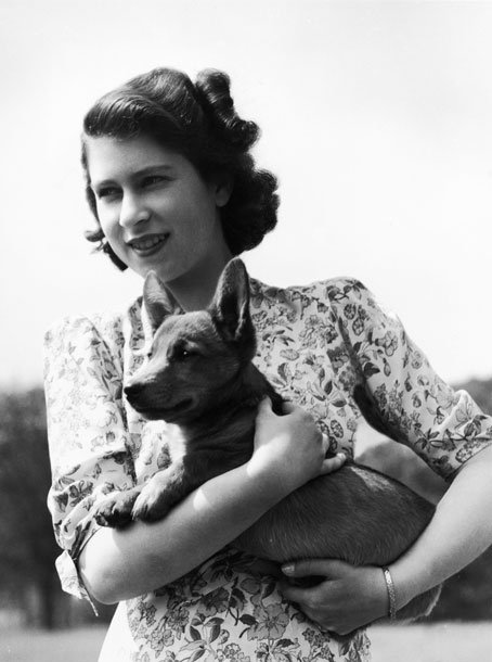 Amazing Historical Photo of Elizabeth II  in 1944 