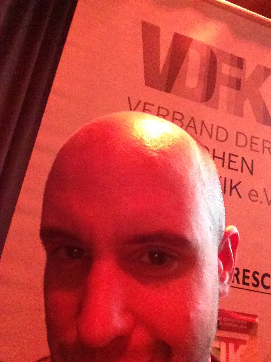 alexmatzkeit's tweet photo. Inkognito ohne Kapuzenpulli, als Blogger unter Filmkritikern. #vdfk https://t.co/9nA3omET6j