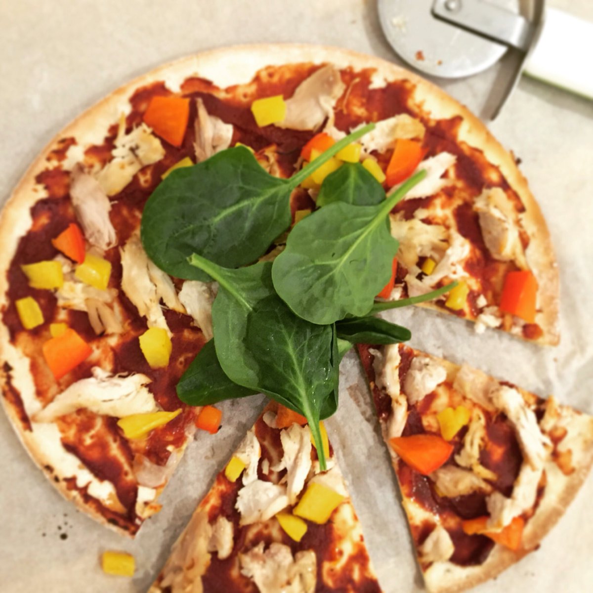 GeorginaHodge's tweet photo. Easy peasy #glutenfree #pizza. Perfect for #movienights and #kids #sleepoverparties π https://t.co/C0p3qGRYaa