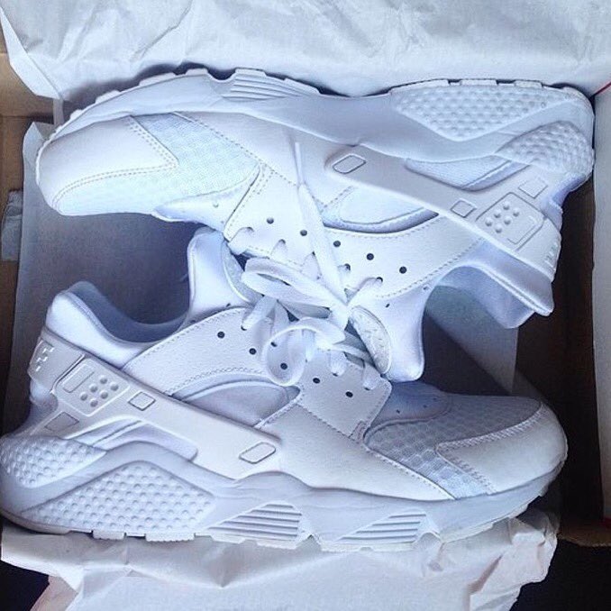 behealthy_beyou's tweet photo. When you forget about a delivery😍😍 Came home to these beauts!🙌🏼💛 #nike #hurraches #white #new https://t.co/iymxF46qTj