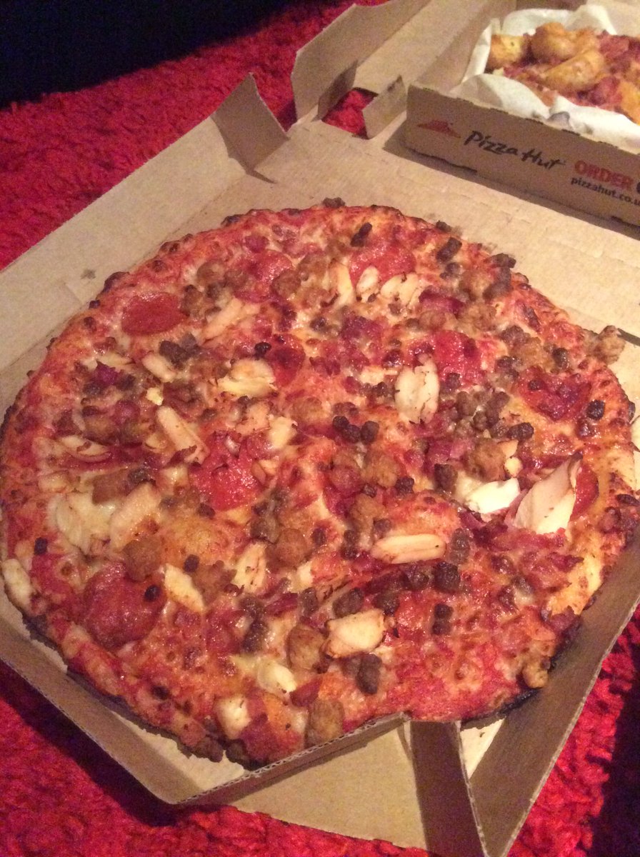 IckleCacti's tweet photo. Sad that my yummy pizza hasn't been sliced 😥 @pizzahut https://t.co/KlQ2aaS1DS