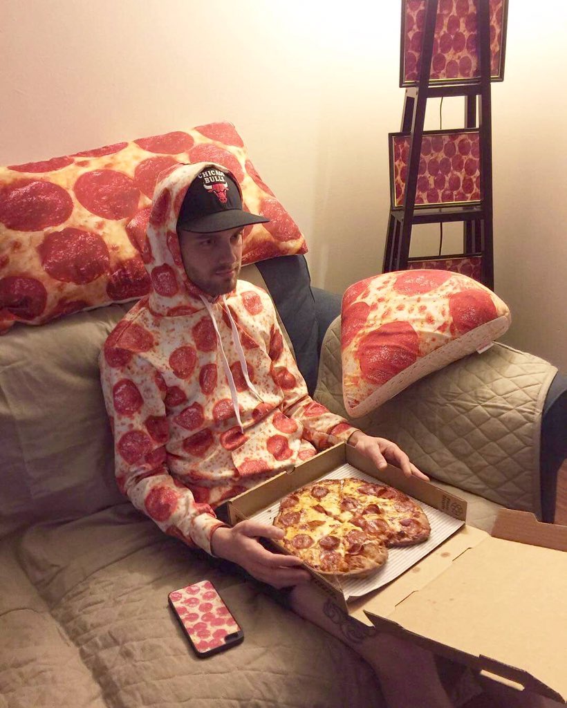 OMGitsAliA's tweet image. Is this... Me!? 😂🍕🍕🍕
