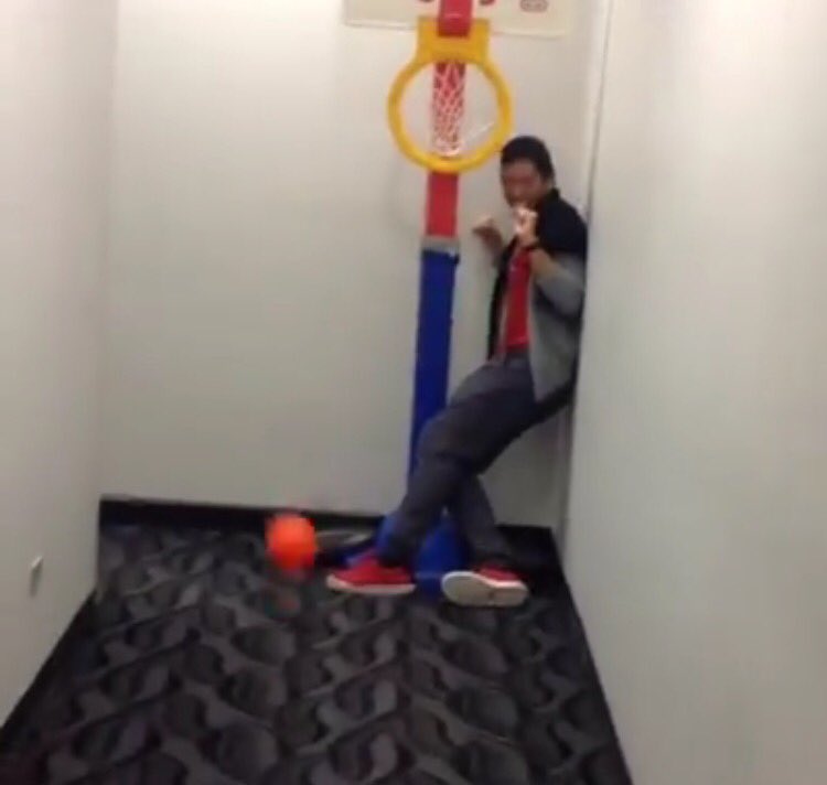 ChelseaGatesTV's tweet photo. I just @facebook &amp; chilled with Karlo live! Talked #KanyeWest #NBAAllStarTO even dunked in heels. Nbd. https://t.co/SCXbGeHcnO