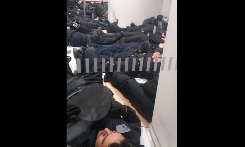 Denuncian maltrato policías de operativo papal del SSPDF - CbSRZ80XIAQa920