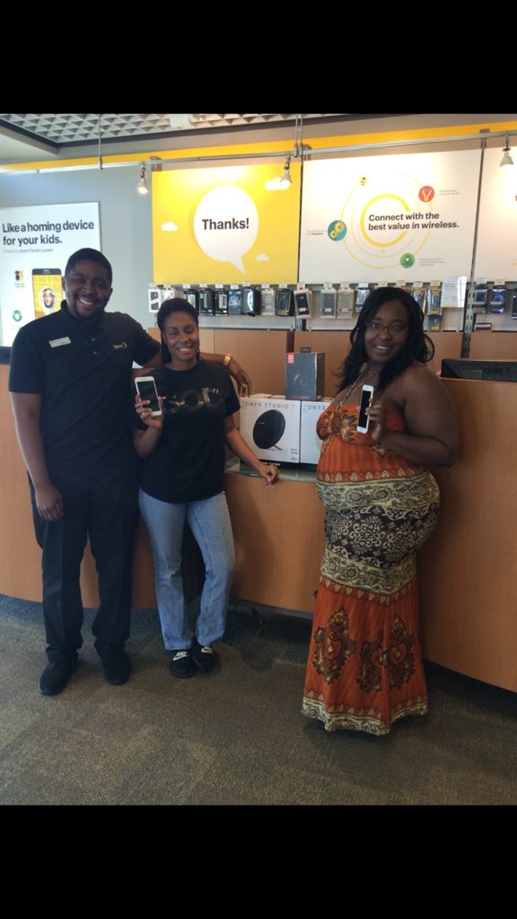 Charles_X_Clark's tweet photo. Mr. Udo showing customers huge #Value with the @JBLaudio speakers! Save big on them @SPRINT1104! @Sprint_West https://t.co/kklxLaJ8mz
