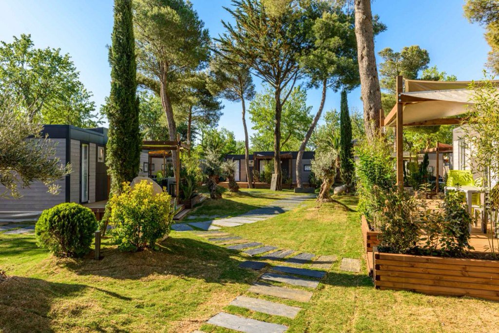 gossiprpgsfc's tweet image. Voici le camping où vous séjournez ainsi que la plage privée où vous pouvez faire du bateau etc.