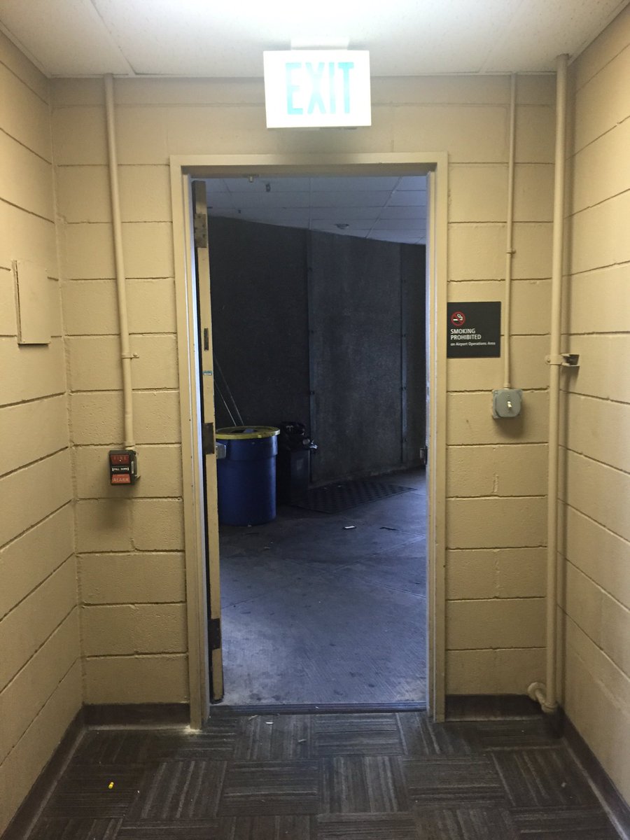 port_seattle's tweet photo. #BrrrrrColdOutside #BrokenDoor #SeattleInternationalAirport https://t.co/JPVGqFxeYc
