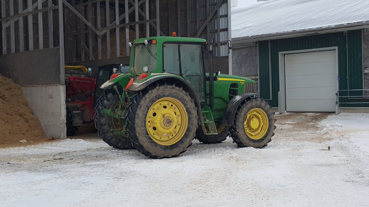 Fendt coming to the rescue... #expensivetmrtractor #farmerwithmoney