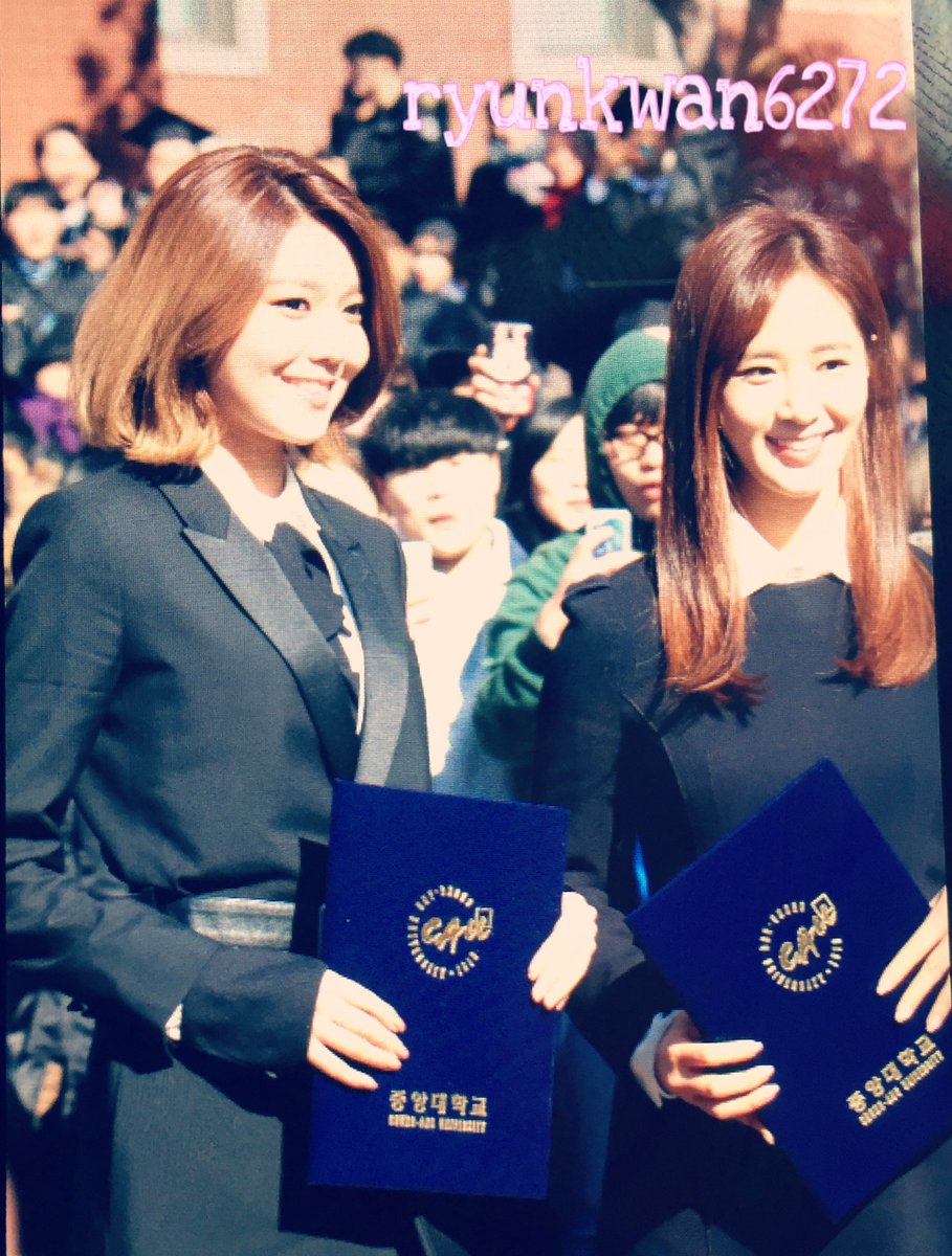 [PIC][15-02-2016]SooYoung và Yuri tham dự Lễ Tốt nghiệp của Trường Đại học Chung-Ang vào trưa nay CbSXla9UEAAmlGa