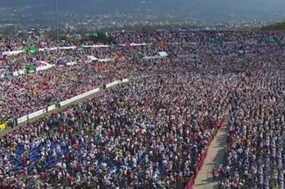 En mi casa peléabamos hasta que nos acercamos a Dios: niño al papa Francisco - CbSaQ8ZUcAAw17v