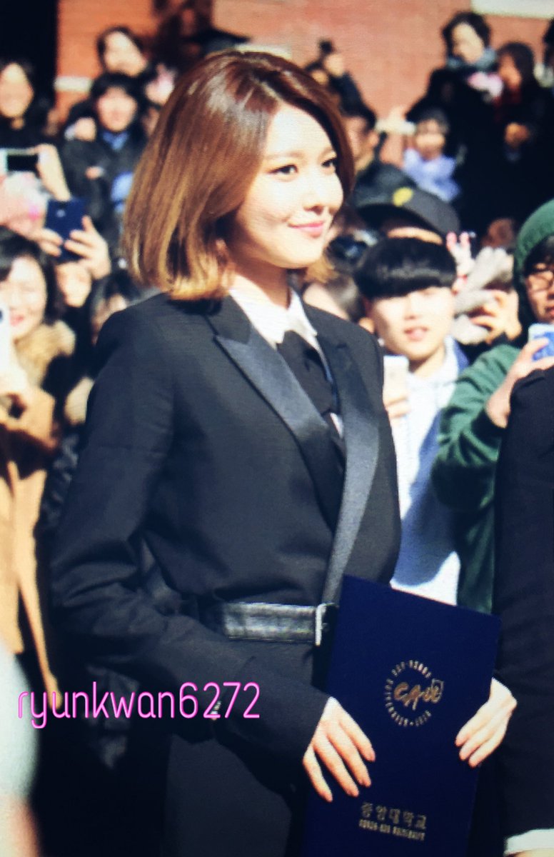 [PIC][15-02-2016]SooYoung và Yuri tham dự Lễ Tốt nghiệp của Trường Đại học Chung-Ang vào trưa nay CbSaoYPUEAA7ShT