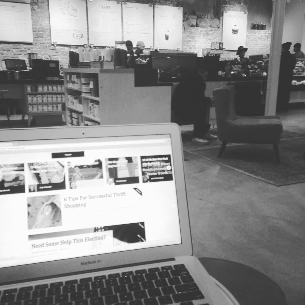 avelist's tweet photo. Avelist in a coffee shop on a snow day! How cozy 👍❄️☕️ https://t.co/XGaQM6tuo9 https://t.co/aiWeTPkHZJ