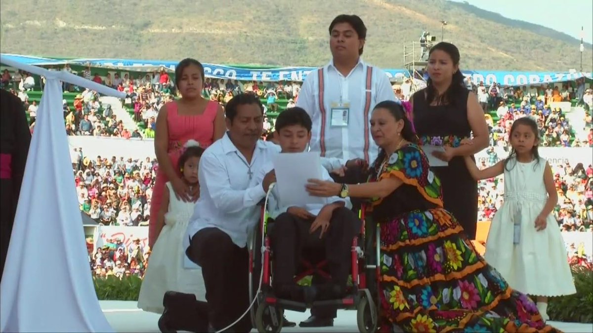 En mi casa peléabamos hasta que nos acercamos a Dios: niño al papa Francisco - CbSbrTbUEAAeIZL