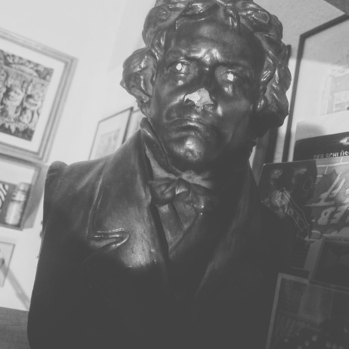 GutsArt's tweet photo. Don't try to scare me dear hoven, now your nose is broken! #beethovenbrokehisnose #odeandieschwerkraft #grumpyhoven https://t.co/e3iQopvMrb