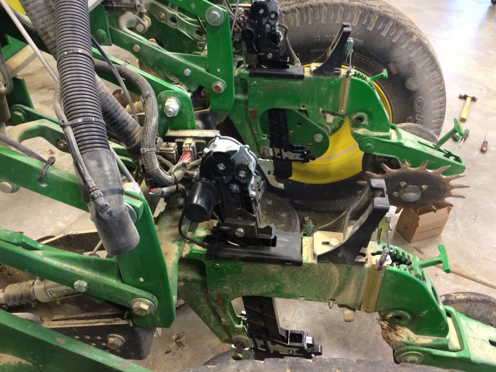 Finishing up a Speedtube install today <a href="/PrecisionMike82/">Mike Schlitt</a> <a href="/FieldView/">FieldView</a> @precision_plant