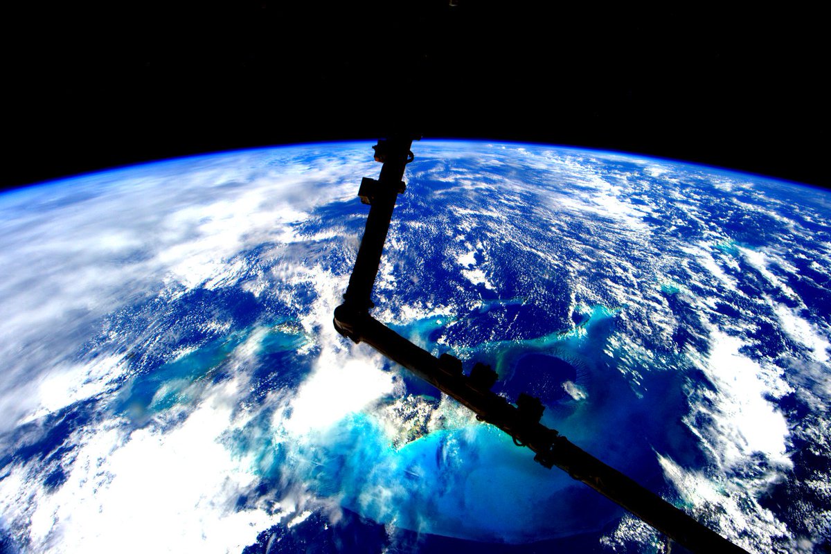 StationCDRKelly's tweet photo. Refreshing sight of #Bahamas blues! #YearInSpace https://t.co/l3AxFrnDPE