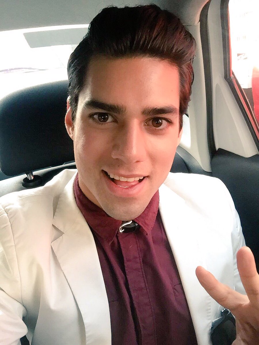 lalobrito's tweet photo. A punto de llegar para ver #AlfombraRojaE! #Grammys 🙌😬 https://t.co/QbvKTvbJCj