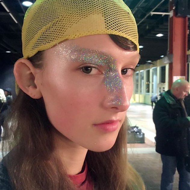 fvshiondvting's tweet photo. Glitter contouring & highlighting seems to be the top beauty look @ #NYFW #RSOF16 #beauty #fbloggers https://t.co/oDRZ1YqOke
