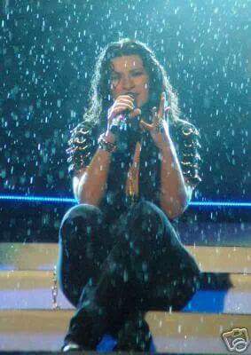 FedericaStorna1's tweet photo. Per te anche sotto una tempesta di neve.. @LauraPausini #prendote  #LauraPausini #sansiro2007 💚🍀 -123 #PausiniStadi https://t.co/kj835cyqUY