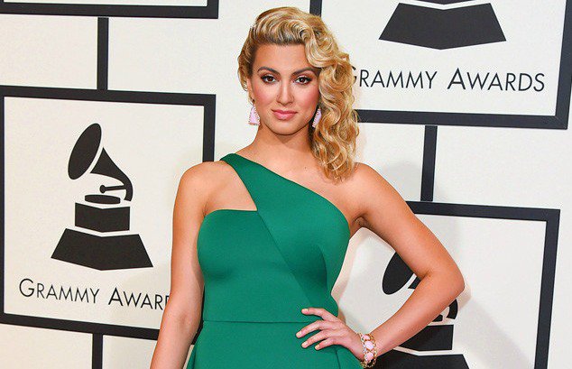 Tori Kelly is rocking this green dress on the #GRAMMYs #ERedCarpet! https://t.co/PX5WSc5TMn Tori Kelly is rocking this green dress on the #GRAMMYs #ERedCarpet! https://t.co/PX5WSc5TMn