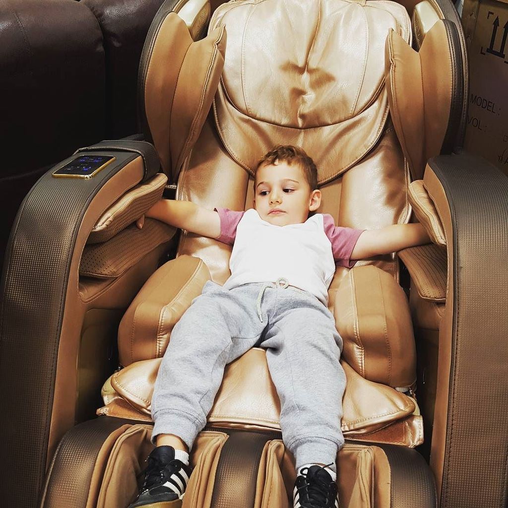 danielpalerm0's tweet photo. Goes to @costco for some food sampling but instead wants a $4000 massage chair #thisbloke … https://t.co/F2rklBWNYM https://t.co/xrIYpNVshD