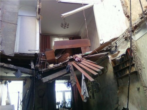 демонтаж кирпичных стен. соседи снесли несущую стену. сносим стену между коридором и комнатой. снос несущих. незаконная перепланировка.