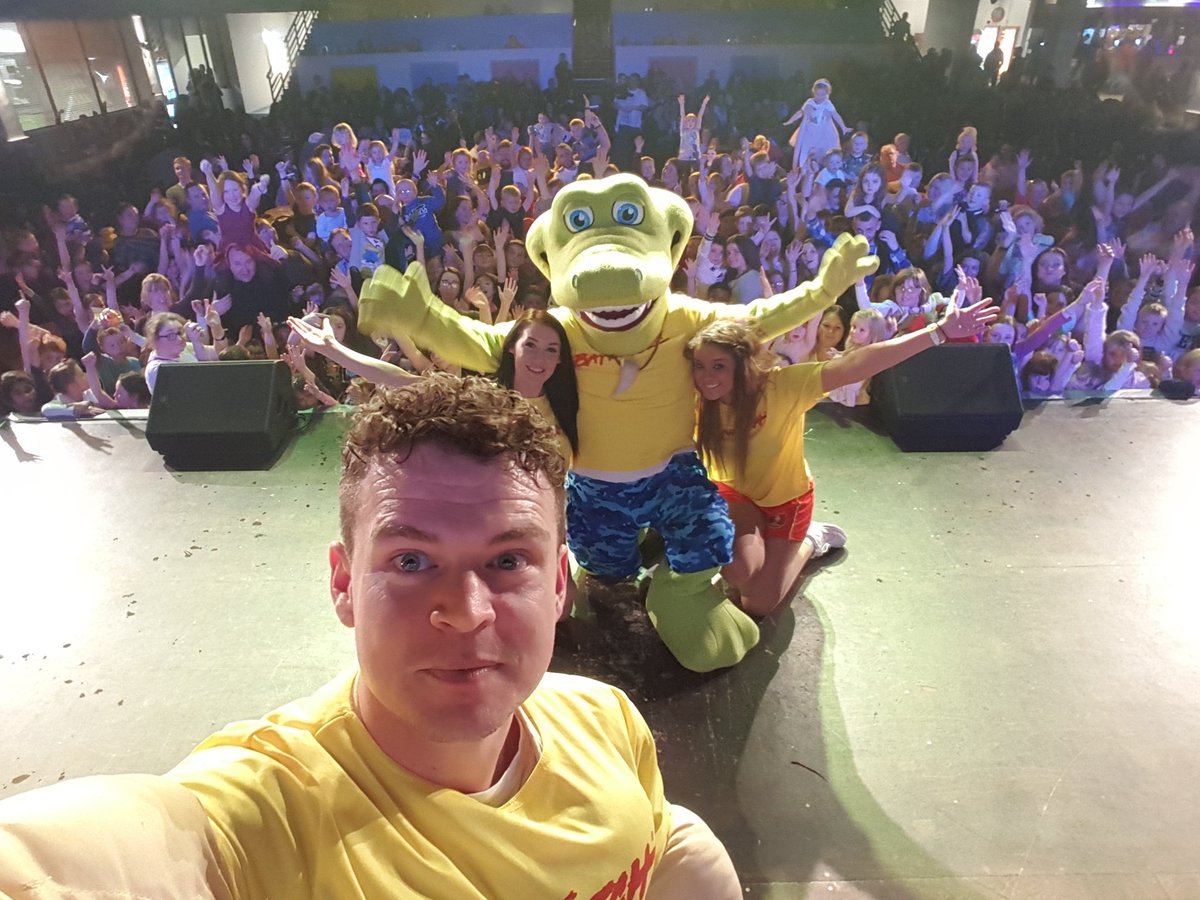 PrestatynBlues's tweet photo. Another brilliant night! #captaincroc #selfie #beachparty #Bluecoats #FebHalfTerm https://t.co/wW9WPYDLgb