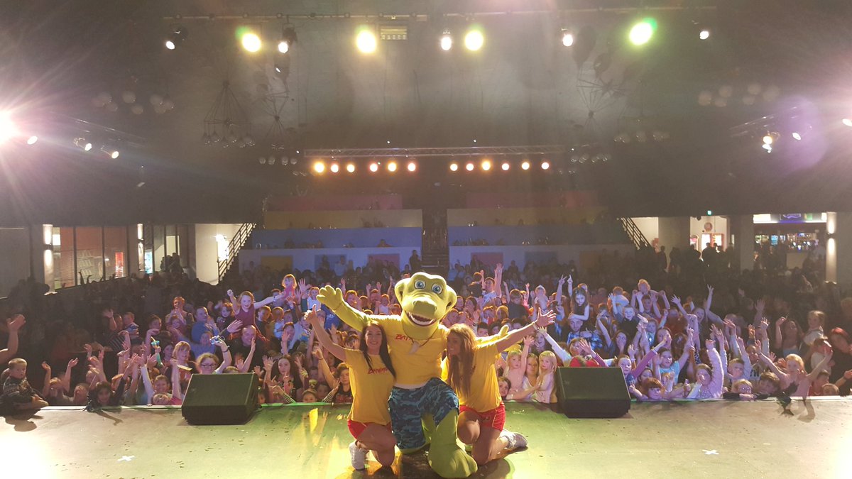 PrestatynBlues's tweet photo. Another brilliant night! #captaincroc #selfie #beachparty #Bluecoats #FebHalfTerm https://t.co/wW9WPYDLgb
