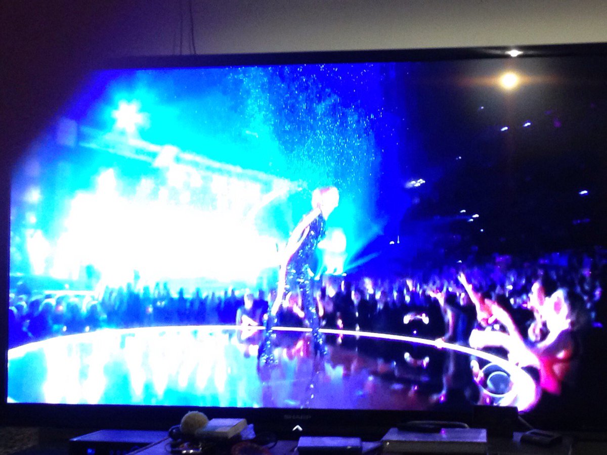 viendo la 50 edicion de los gramys!!!