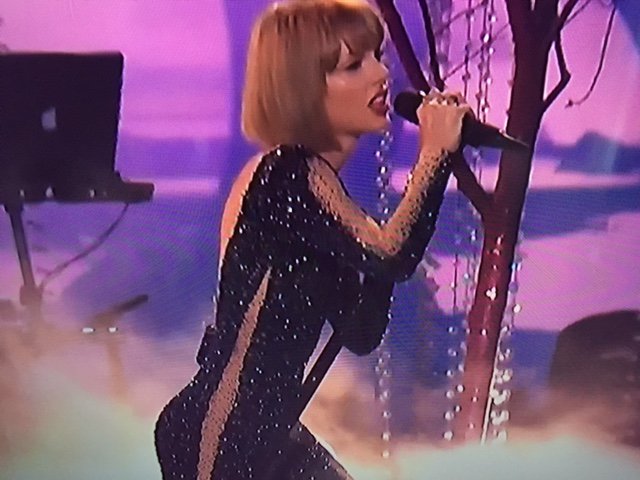 GuveraPH's tweet photo. @taylorswift13 opens the #Grammys with "Out Of The Woods". She's already won 2 Grammys today! #Grammys2016 https://t.co/ZRir7hFox3