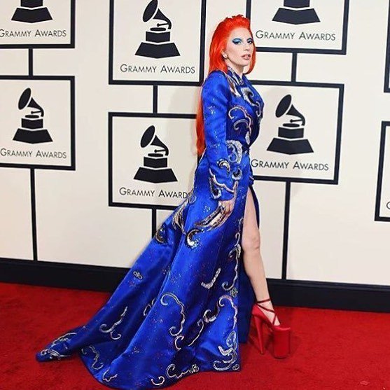 SHOPJEEN's tweet photo. ⭐️👏🏽 Gaga's David Bowie inspired look 👏🏽⭐️ https://t.co/fTJPgQFxWB