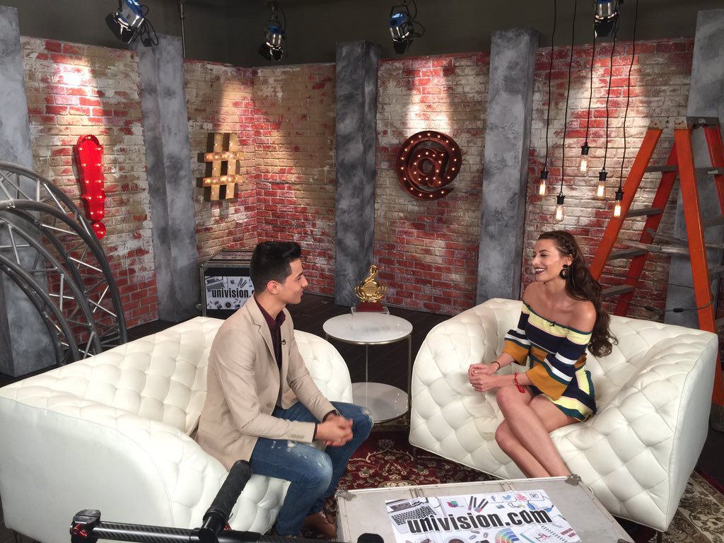 yadirarangelda's tweet photo. Uno de nuestros consentidos: @luiscoronel281 en el #setdigital de #PremioLoNuestro @sujeylee_sola @NastassjaB_ https://t.co/I67rZHJaxi