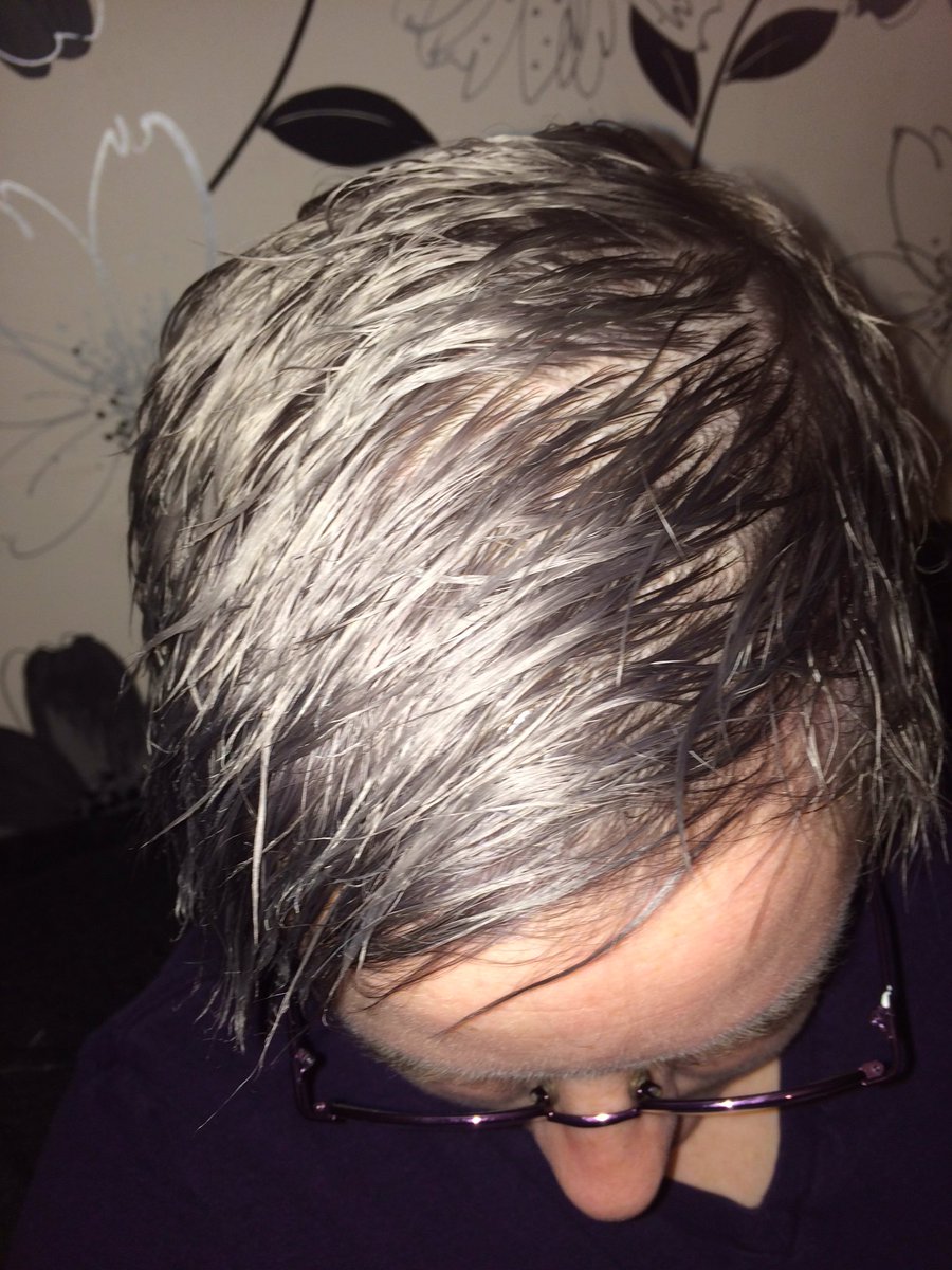 Vampicca_Nat's tweet image. Did my hair #GraphiteGrey by @ColourFreedomUK ...
But I'm not sure it suits me.. And I don't know if I like it 😕😳