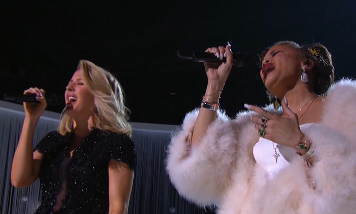 people's tweet photo. CHILLS. @AndraDayMusic @elliegoulding #GRAMMYs https://t.co/ERvKBgPXAe