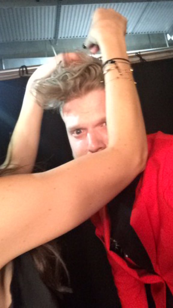 scotthoying's tweet photo. me getting queen @taylorswift13's glitter out of my hair before we go on stage ✨ https://t.co/f7DA9wwHE1