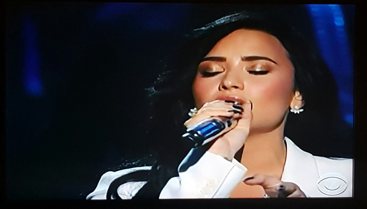cambio's tweet image. HELLO!!! @ddlovato slayed her tribute to @LionelRichie. He was getting his life. #GRAMMYs 🙆