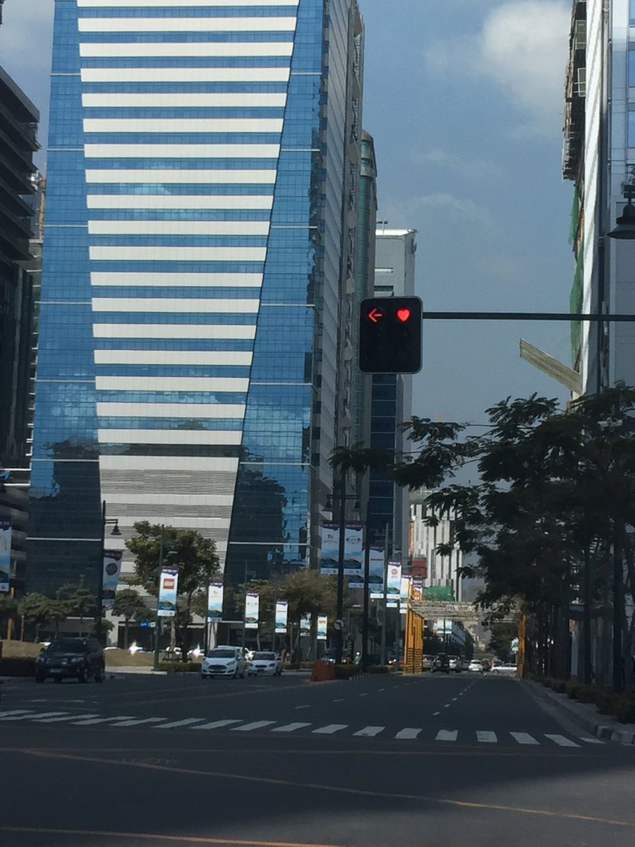 willbegreat's tweet photo. Buti pa ang stoplight may puso, eh ikaw? https://t.co/Sjid6R74PT