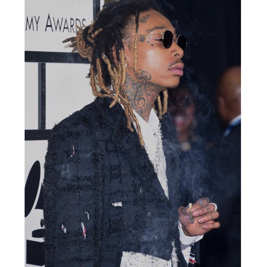 EnzooTGOD's tweet photo. This pic show you how Wiz don't give a fuck to come at the Grammys Red Carpet high and smoke one on the carpet ! https://t.co/euInCSM8Zi