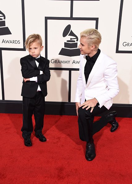 cambio's tweet photo. So freakin' CUTE. Justin Bieber's li'l bro stole his spotlight on the #GRAMMYS red carpet: https://t.co/iQC9GjwfBl https://t.co/OcnPdZkNmj