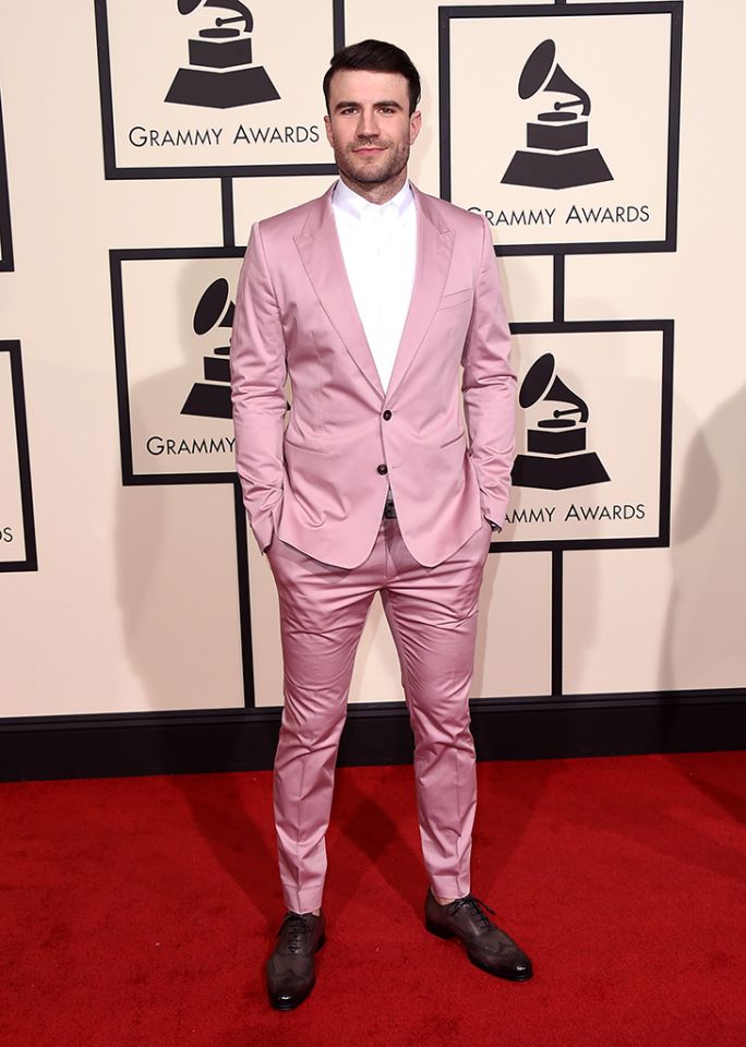 German_Blondy's tweet photo. Thumbs up for @SamHuntMusic's pink tuxedo! #HeLooksAmazing #GRAMMYs #Grammys2016 #fashionblogger https://t.co/dyU0VWJbhE