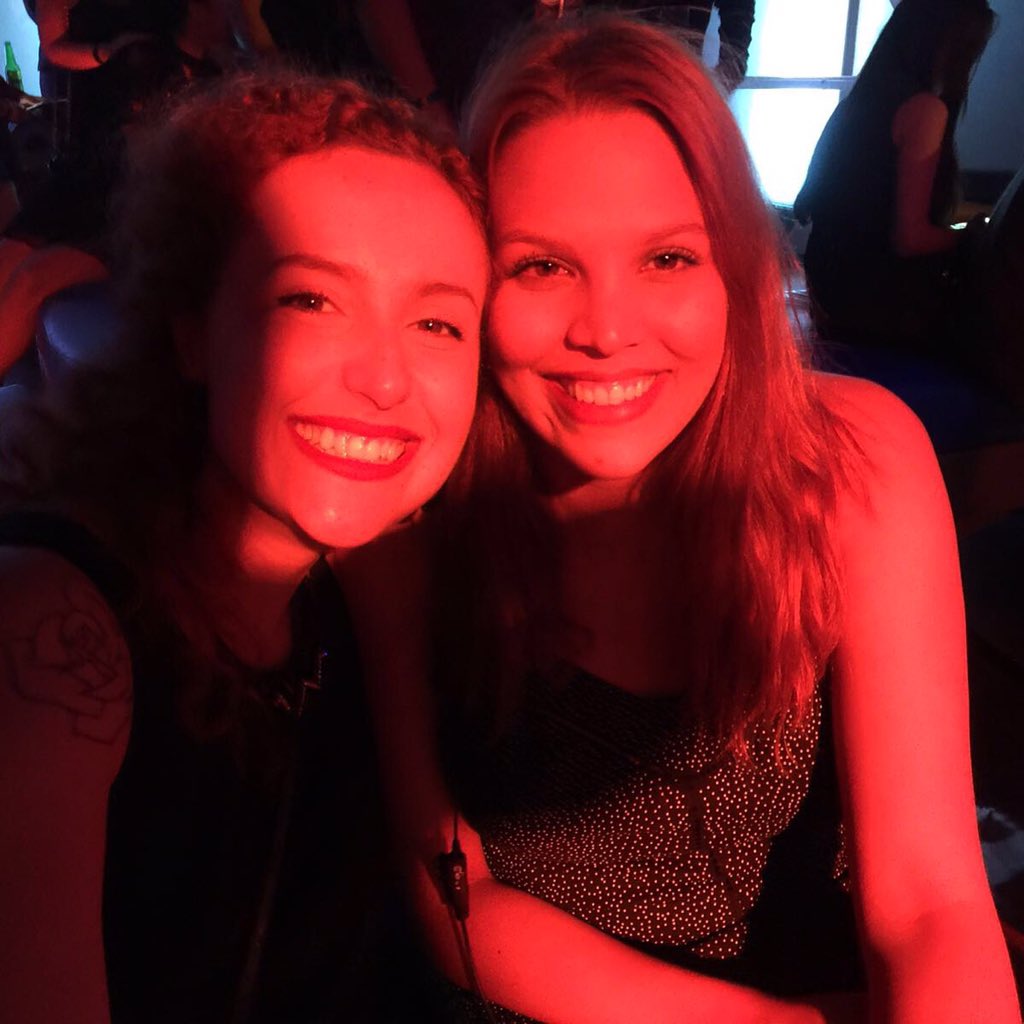 talita's tweet photo. Meu timinho ❤️👊 @anaapassarin #GrammyNaTNT  #TwitterViewingParty https://t.co/IsHu8dVwsr