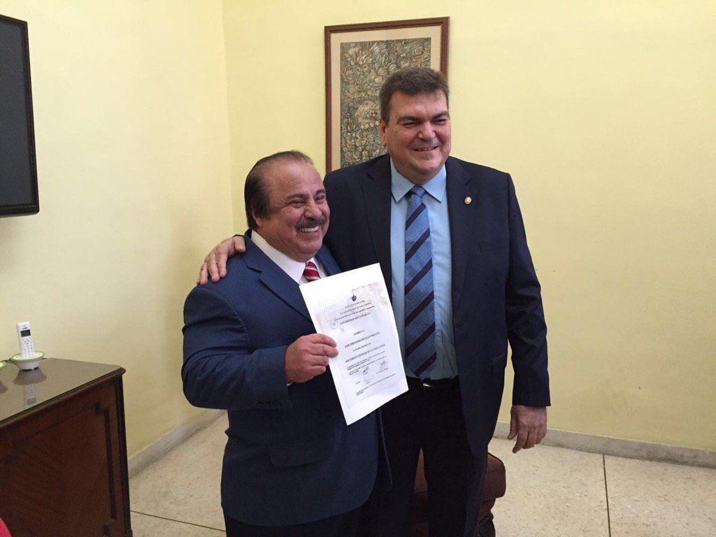 lfhidalgop's tweet photo. Recibiendo el título de  Doctor (PhD) en Ciencias de la Educación en la Universidad de la Habana de manos del Rector https://t.co/j7KcjijcKr