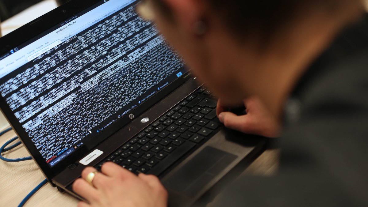 RMCInfo's tweet photo. Patron à 16 ans: « Je me suis toujours dit que j'aurais ma société dans l'informatique » https://t.co/H8iKHelsol https://t.co/g1pRjy6sFO