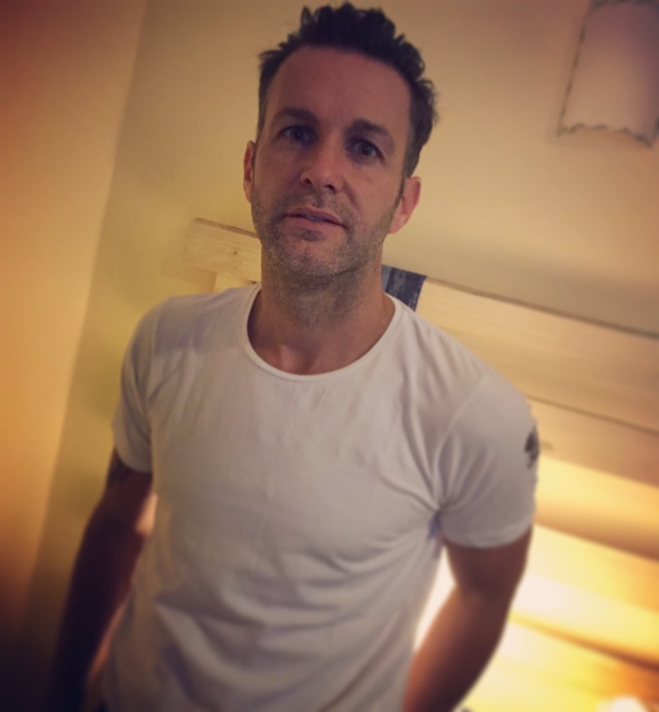 AxelOficial's tweet photo. Foto con remera blanca en apoyo a tantos niños q luchan contra el #CancerInfantil #PoneteLaCamiseta https://t.co/lGUPhJa61W