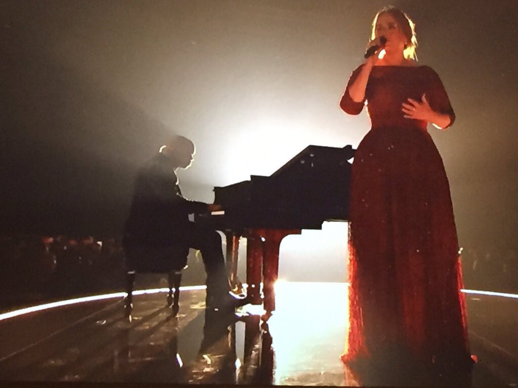 She's so beautiful. She looks great and I love her singing 💖